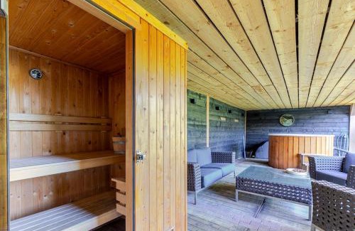 Ewijk Casa | Stylish vacation home with hot tub and sauna