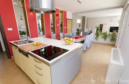 Plano Villa | Elegante villa ***** con piscina climatizada y vista al mar, wifi gratis