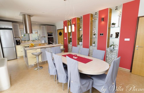 Plano Villa | Elegante villa ***** con piscina climatizada y vista al mar, wifi gratis