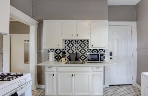 Midtown Apartamento | Stylish Vintage Apartment in Midtown Close to All!