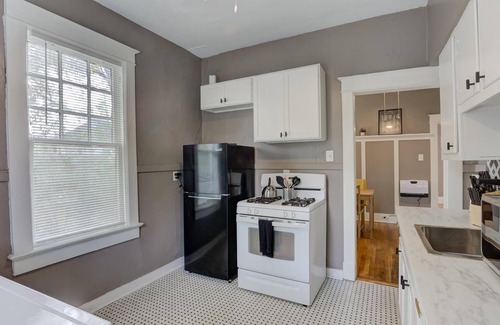 Midtown Apartamento | Stylish Vintage Apartment in Midtown Close to All!