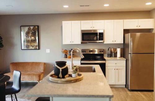West Omaha Casa | Stylish W. Omaha House. Shopping. King Suite.