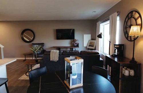West Omaha Casa | Stylish W. Omaha House. Shopping. King Suite.