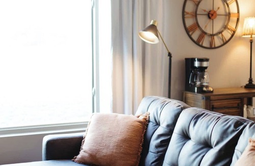 West Omaha Casa | Stylish W. Omaha House. Shopping. King Suite.