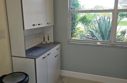 Port Saint Lucie Casa | Stylish Waterfront Home w/Heated Pool, 8 miles to the Beach, Close to Shopping.