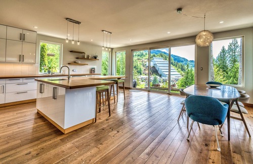Britannia Beach Cabina | Elegante cabina de la costa oeste con bajo consumo de energía en las montañas