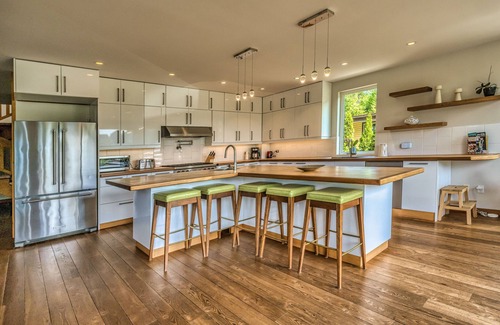 Britannia Beach Cabina | Elegante cabina de la costa oeste con bajo consumo de energía en las montañas