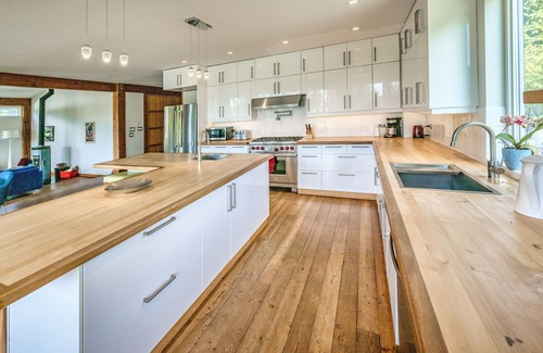 Britannia Beach Cabina | Elegante cabina de la costa oeste con bajo consumo de energía en las montañas