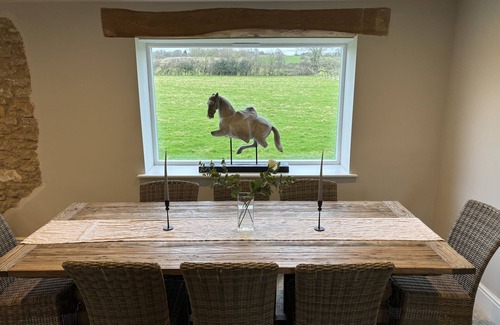 Whitley Casa | Stylish Wiltshire Country Cottage Retreat with Garden
