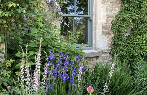 Whitley Casa | Stylish Wiltshire Country Cottage Retreat with Garden