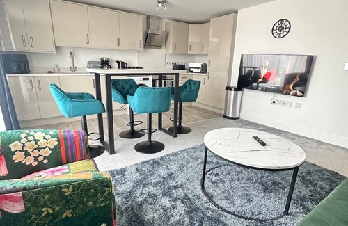 Woking Apartamento | Stylish Woking Stay + Parking