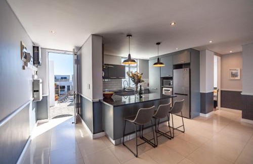 Big Bay Apartamento | Stylishly Decorated Beachfront apartment w Inverter, 202 Eden