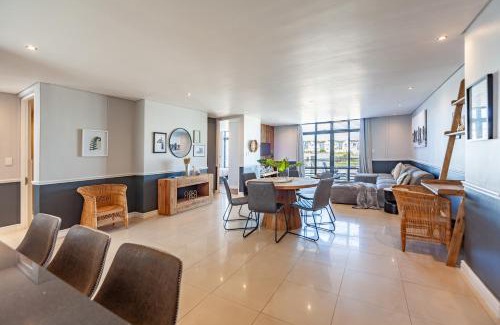 Big Bay Apartamento | Stylishly Decorated Beachfront apartment w Inverter, 202 Eden