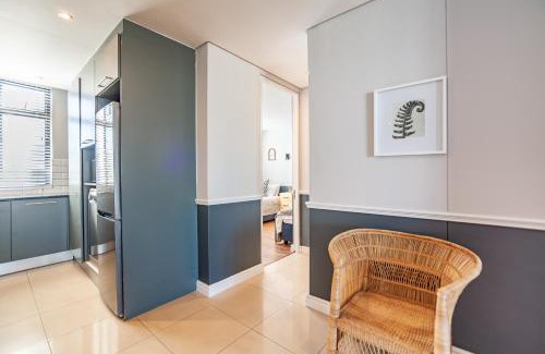Big Bay Apartamento | Stylishly Decorated Beachfront apartment w Inverter, 202 Eden