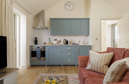 Burford Cabaña | Stylishly dog friendly with hot tub - The Mews at Sturt Farm Courtyard