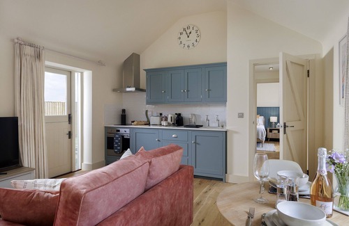 Burford Cabaña | Stylishly dog friendly with hot tub - The Mews at Sturt Farm Courtyard