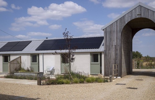 Burford Cabaña | Stylishly dog friendly with hot tub - The Mews at Sturt Farm Courtyard