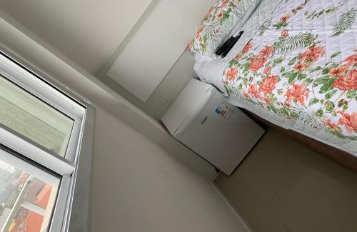 Andorinha Casa | Suíte 1 com cama de casal,em apartamento compartilhado ar condicionado, tv, e Wi-fi -frigobar