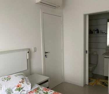 Andorinha Casa | Suíte 1 com cama de casal,em apartamento compartilhado ar condicionado, tv, e Wi-fi -frigobar