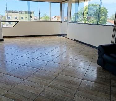 Parque Jacaraipe Casa | Suíte bem localizada, perto da praia, ar-condicionado e garagem