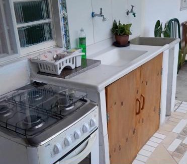 Praia da Enseada Apartamento | Suíte externa com entrada independente