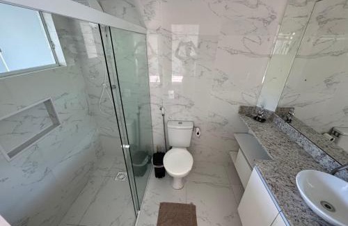 Capoeiras Casa | Suíte Grande com AR, TV e sacada em Florianópolis
