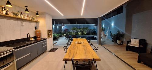 Niteroi Casa | Suíte tripla com vista piscina em casa familiar de luxo em Itaipu