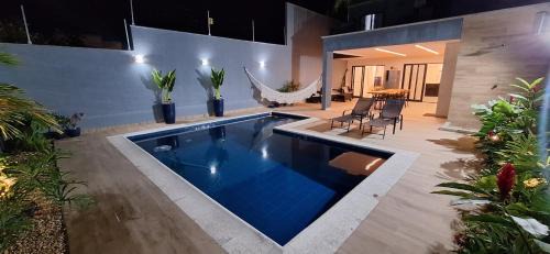 Niteroi Casa | Suíte tripla com vista piscina em casa familiar de luxo em Itaipu