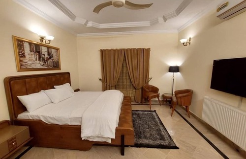 Gulshan-e-Iqbal Cama Y Desayuno | Subhan Palace Near Millennium Mall