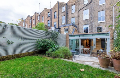 Victoria Casa | Sublime 4BD House w/Park Views - London Fields!
