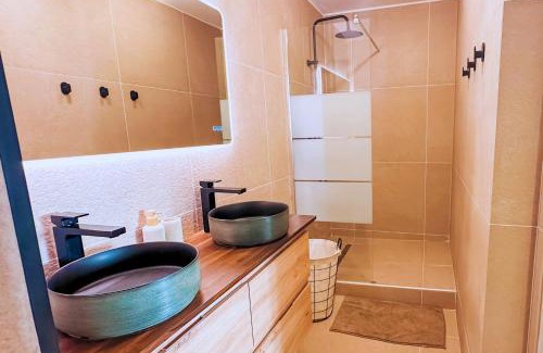 Sainte-Clotilde Apartamento | Sublime Duplex - 2 Chambres - Terrasse Privée - Emplacement Idéal