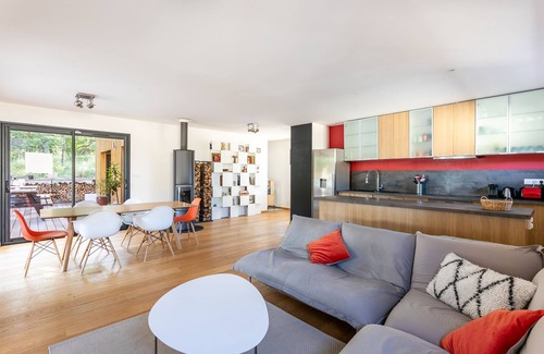 Villevieille Villa | Sublime casa de una sola planta en marco de madera de 130 m² con jardín y piscina