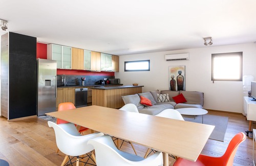 Villevieille Villa | Sublime casa de una sola planta en marco de madera de 130 m² con jardín y piscina