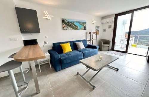 Mandelieu-La-Napoule Apartamento | Sublime studio with large terrace and pool