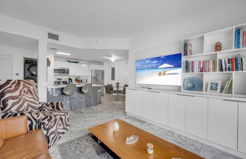Midtown Apartamento | Subtle 2 Bed in Edgewater near Downtown With Free Parking