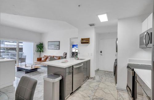 Midtown Apartamento | Subtle 2 Bed in Edgewater near Downtown With Free Parking