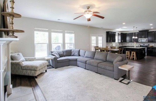 Richmond Hill Casa | Suburban Escape in Richmond Hill, Fenced Yard+Pets