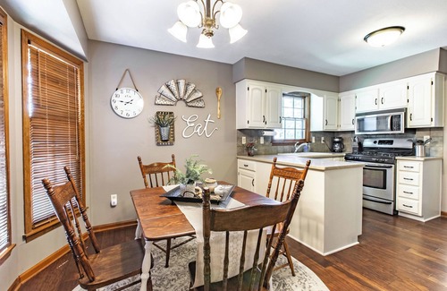 Overland Park Otro | Suburban Farmhouse - Own Garage and Free WiFi