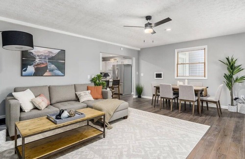 Royal Manor Casa | Suburban oasis perfect for families & groups