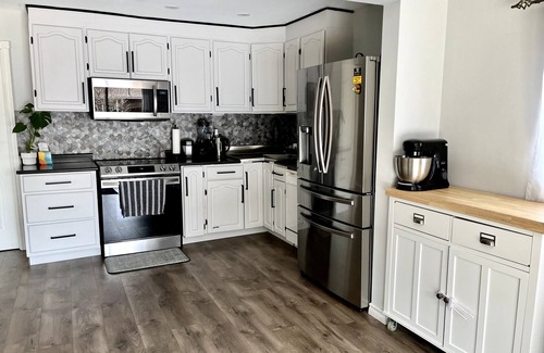 Brantford Casa | Suburban Oasis with Private Pool, Jacuzzi & Gym!