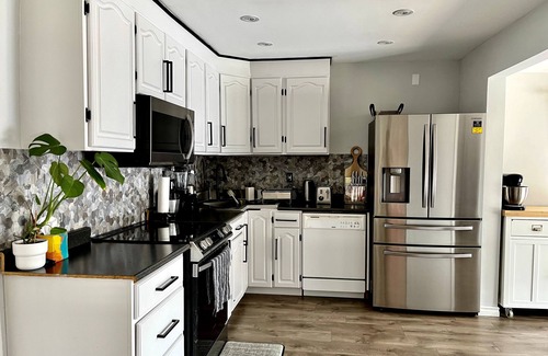 Brantford Casa | Suburban Oasis with Private Pool, Jacuzzi & Gym!