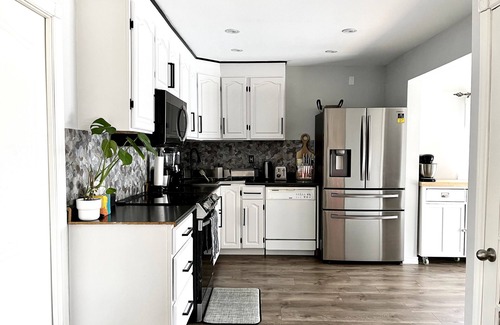 Brantford Casa | Suburban Oasis with Private Pool, Jacuzzi & Gym!