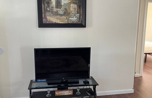 Brooklyn Park Casa | Suburban Retreat Near Baltimore Harbor