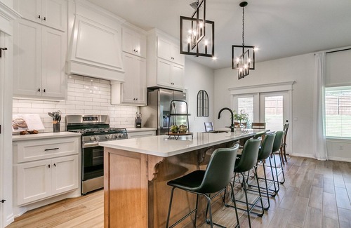 Choctaw Casa | Suburban Shangri-La: Where Comfort Throws a Party!