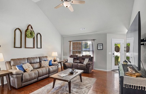 Farmington Casa | Suburban Social - 10 Min to I-49 &13 Min to UofA - Quiet Community Neighborhood