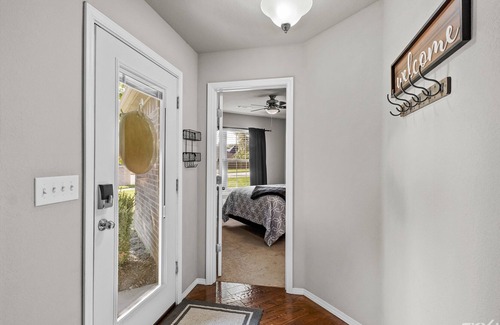 Farmington Casa | Suburban Social - 10 Min to I-49 &13 Min to UofA - Quiet Community Neighborhood
