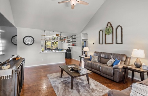 Farmington Casa | Suburban Social - 10 Min to I-49 &13 Min to UofA - Quiet Community Neighborhood