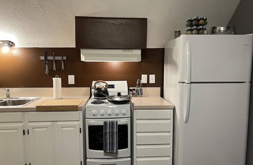 Northeast Neighbors Apartamento | Suede- A stylish studio: extended stays, garden