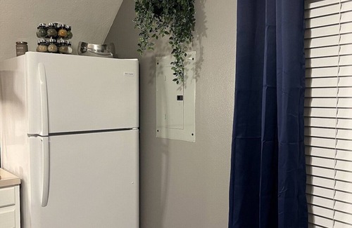 Northeast Neighbors Apartamento | Suede- A stylish studio: extended stays, garden