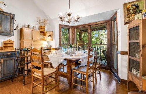 Rambling Ridge Casa | Sues Mountain Charm Fire Pit Mountain Views